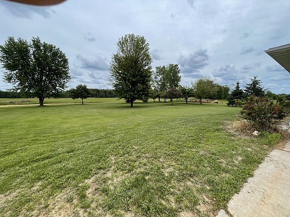 3rd image of 633 Willow Ln
