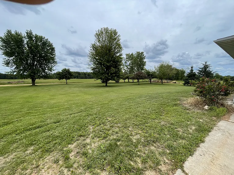 633 Willow Ln — Photo 3