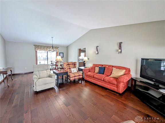 3rd image of 12 Parkdale Dr