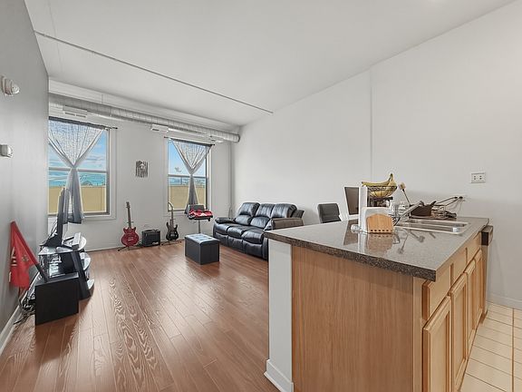 3rd image of 4015 N Milwaukee Ave Unit 214