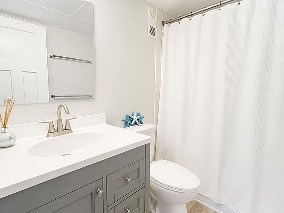 5th image of 2700 N Shore Dr Penthouse 202