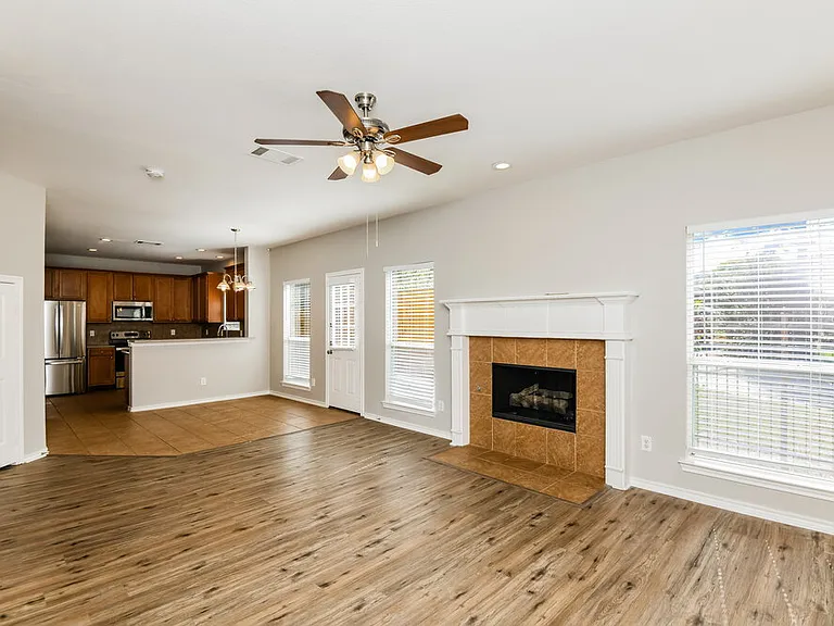 6910 Shore Breeze Ct — Photo 5