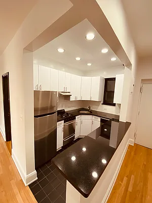 Rented by Metropolis Real Estate of Manhattan | media 24