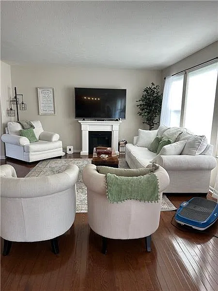 4 bed, 2.5 bath, 2250 sqft, $2,800 — Photo 4
