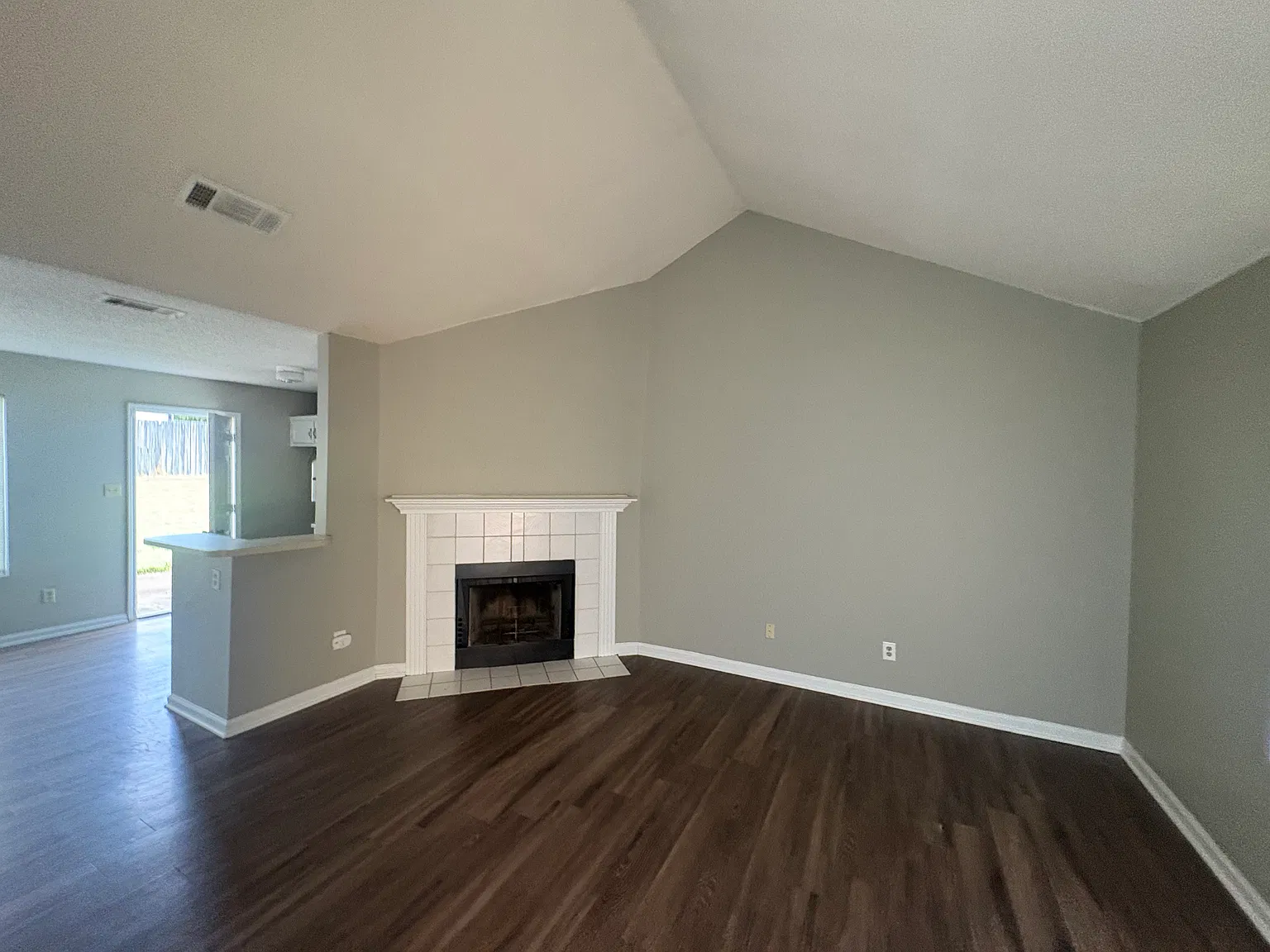 Charming 3 Bedroom 2 Bathroom Home — Photo 4