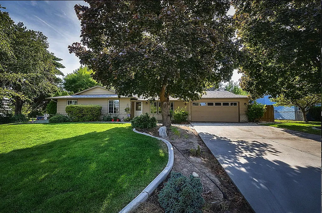 3 bed, 1446 sqft, $2,350 — Photo 1