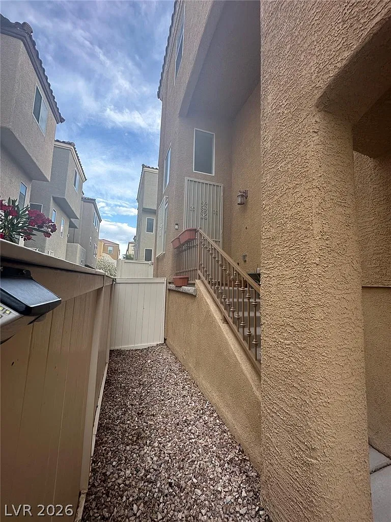 3 bed, 3.0 bath, 1813 sqft, $2,200 — Photo 4