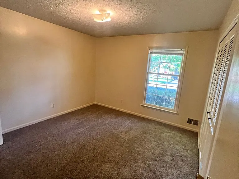 6201 Lynnchester Dr — Photo 7