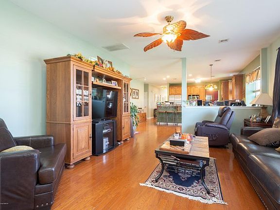 5th image of 12 Woodview Dr