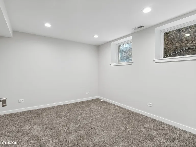 1220 W Roscoe St #1 — Photo 14