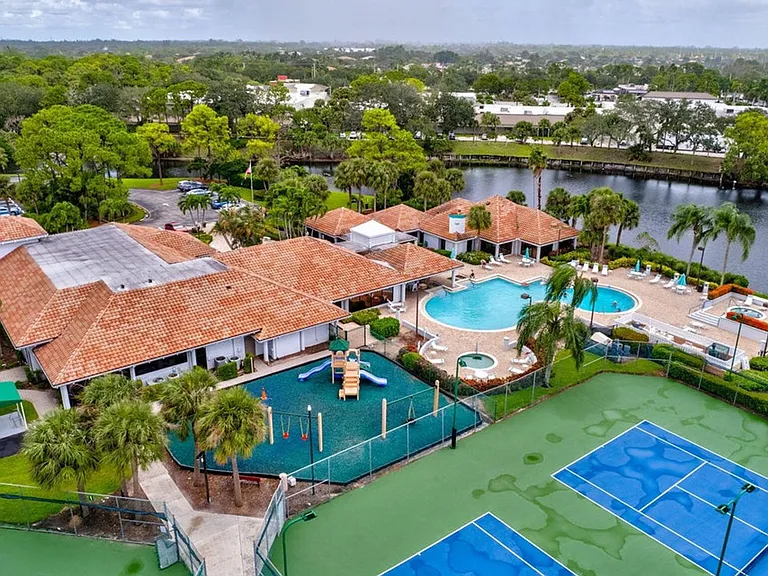 1004 Landings Blvd — Photo 35