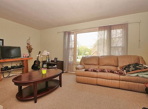 3rd image of 309 Grant Ct