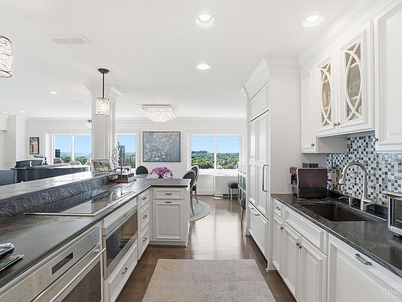 5th image of 2200 Victory Pkwy Unit 2303