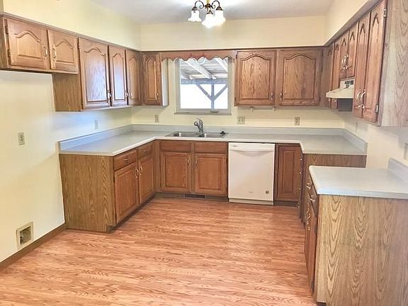 5th image of 117 Grand Prairie Dr