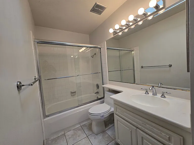 2960 Hyde Park Cir — Photo 11