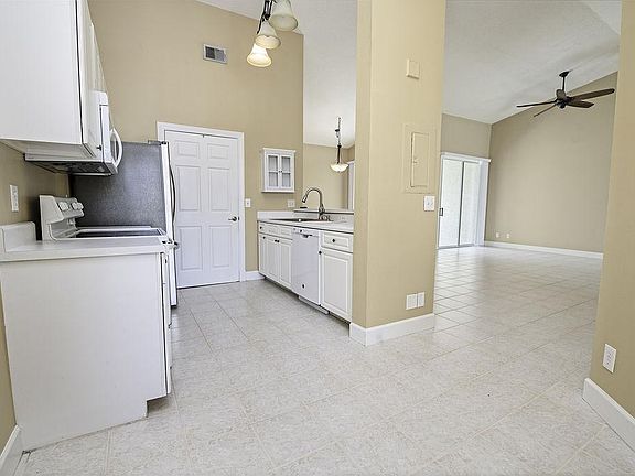 4th image of 407 Augusta Cir #407