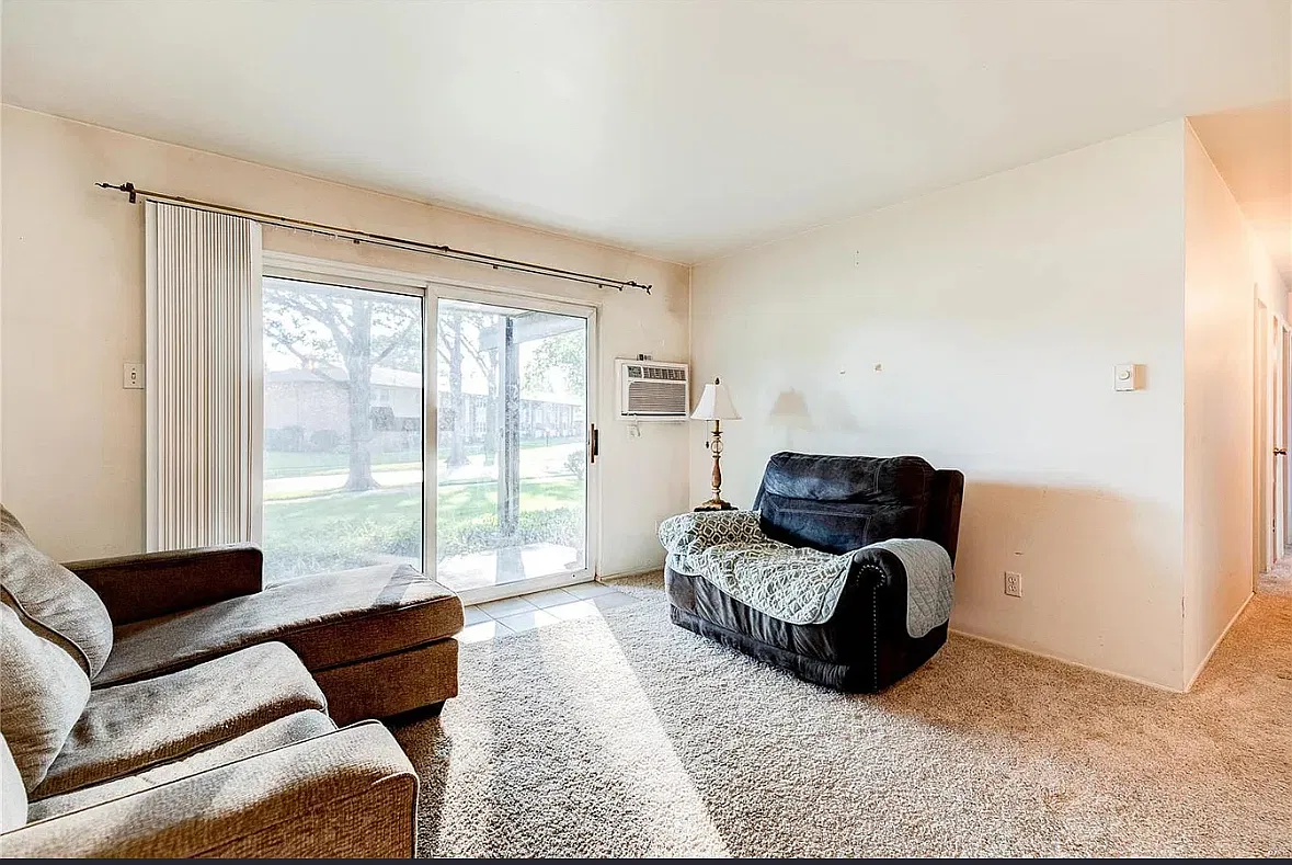 7450 Sieloff Dr — Photo 2