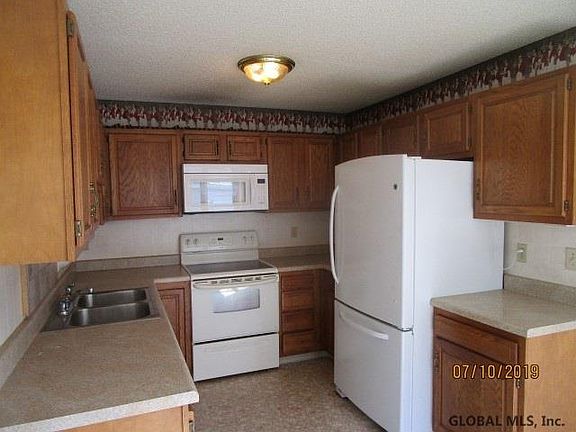 5th image of 3 Essex Cir