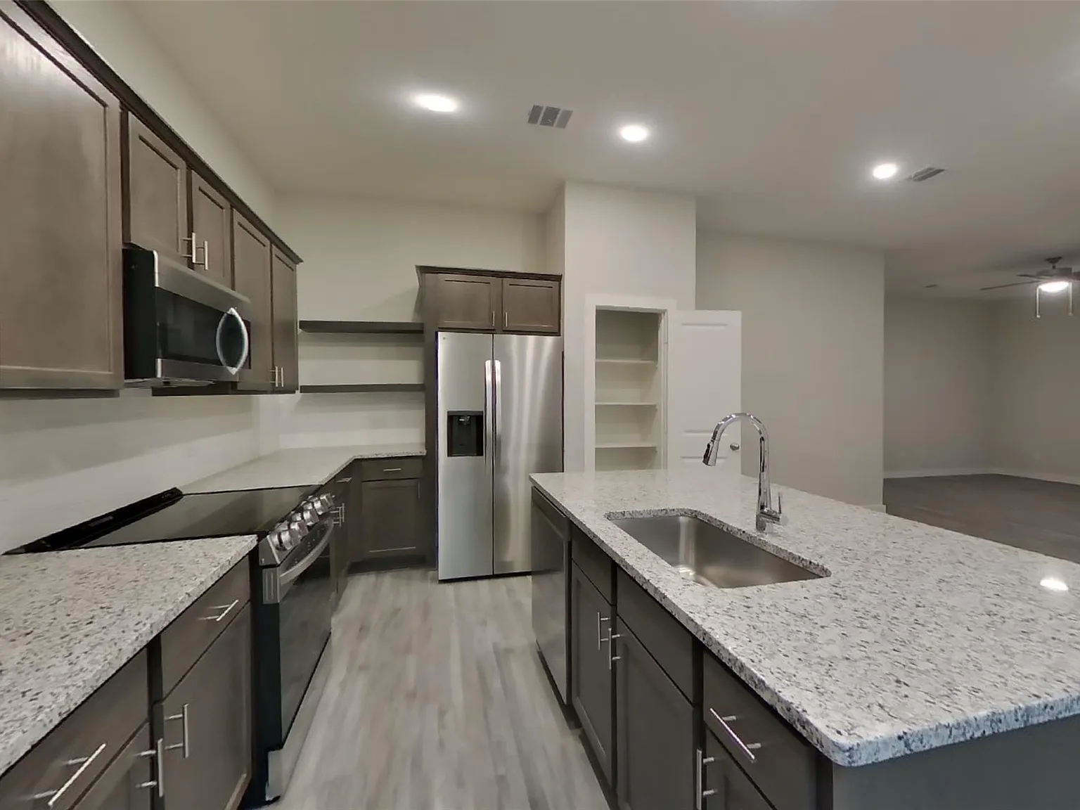 4 bed, 3.0 bath, 2017 sqft, $2,659 — Photo 4