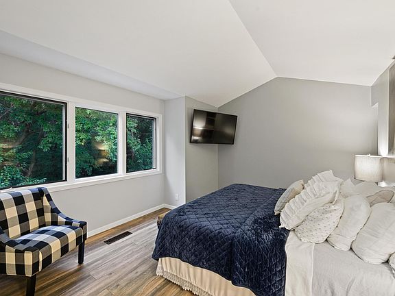 5th image of 1555 Wayzata Blvd W #D