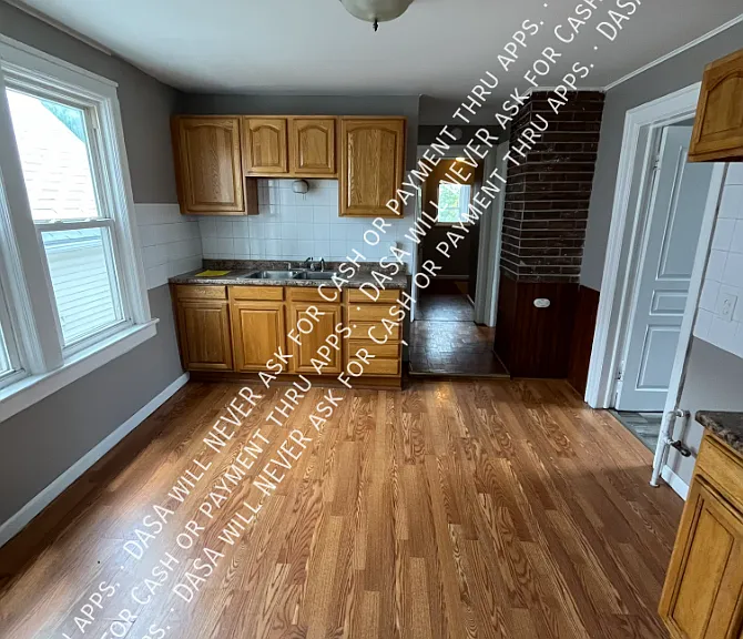 28 Newfield St #UPPER — Photo 6