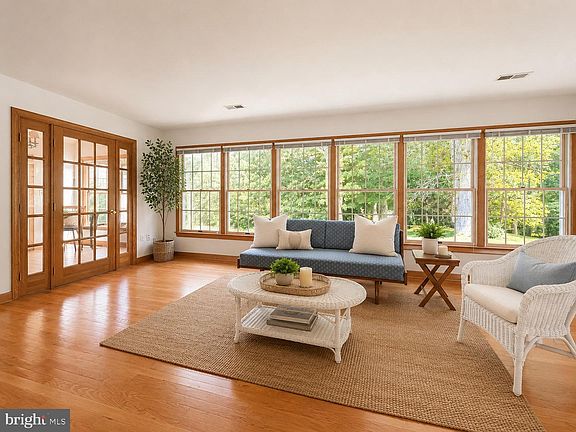 5th image of 7386 Stuart Cir