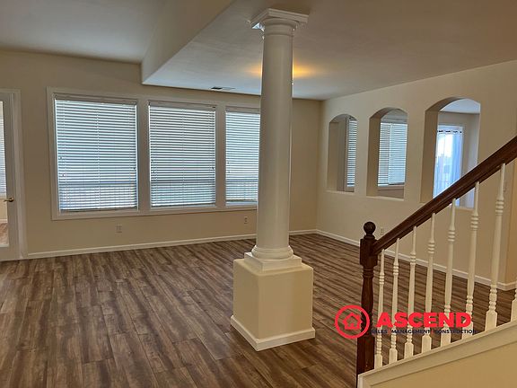 3rd image of 6806 Savannah Falls Dr