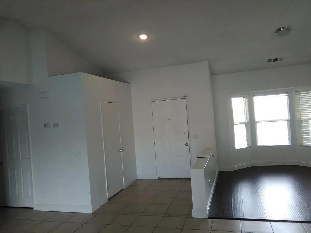 5 bed, 2045 sqft, $2,550 — Photo 4