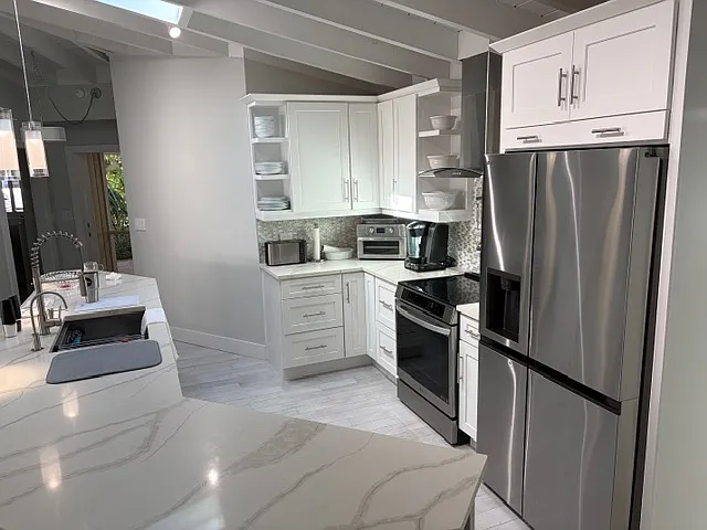 223 E Hart St — Photo 11