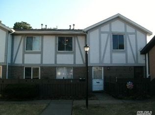 633 W End Dr, Medford, NY 11763