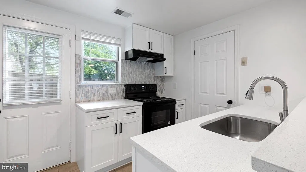 3 bed, 2.0 bath, 1166 sqft, $2,400 — Photo 4