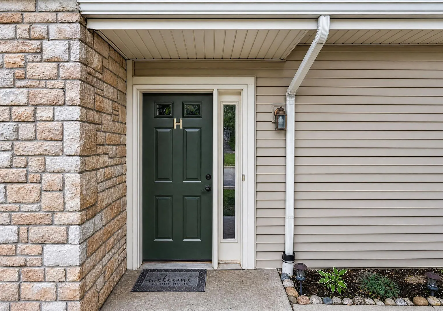 Spacious 3-Bedroom, 2-Bath Upper Condo with Pool Access & 3 Parking Spaces — Photo 3