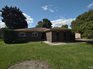 39225 Cloverleaf St, Harrison Township, MI 48045