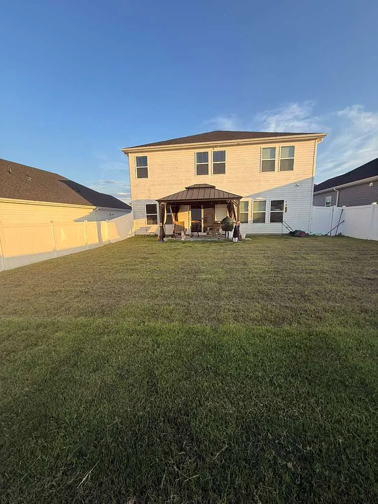 4 bed, 2479 sqft, $2,300 — Photo 3