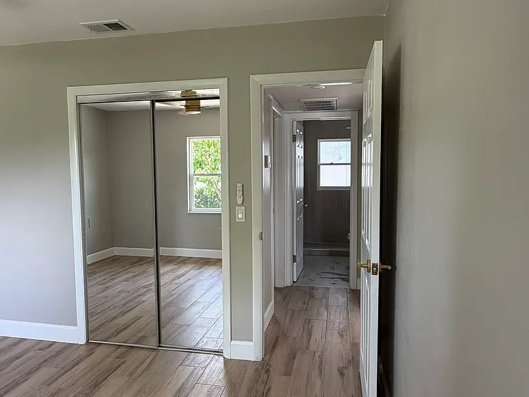 1733 Gladys St — Photo 22