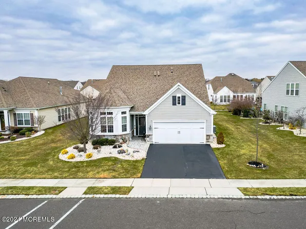 8 E Whitecliff Way, Farmingdale, NJ 07727