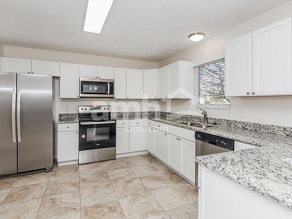5th image of 10 E Waterbury Dr