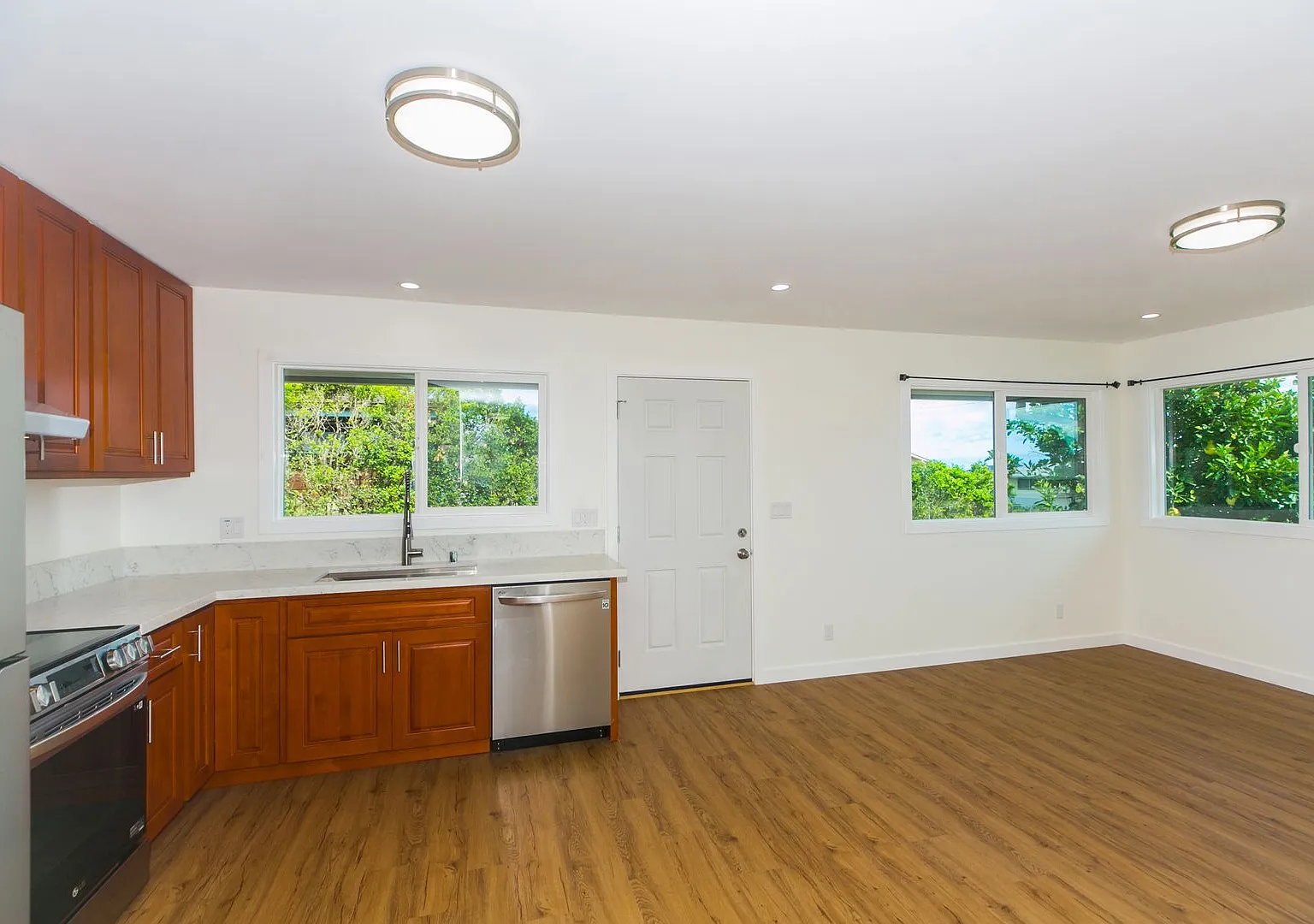Newly built 2 bedroom 2 full bath full size kitchen + living area detached SFH Aiea Heights — Photo 4