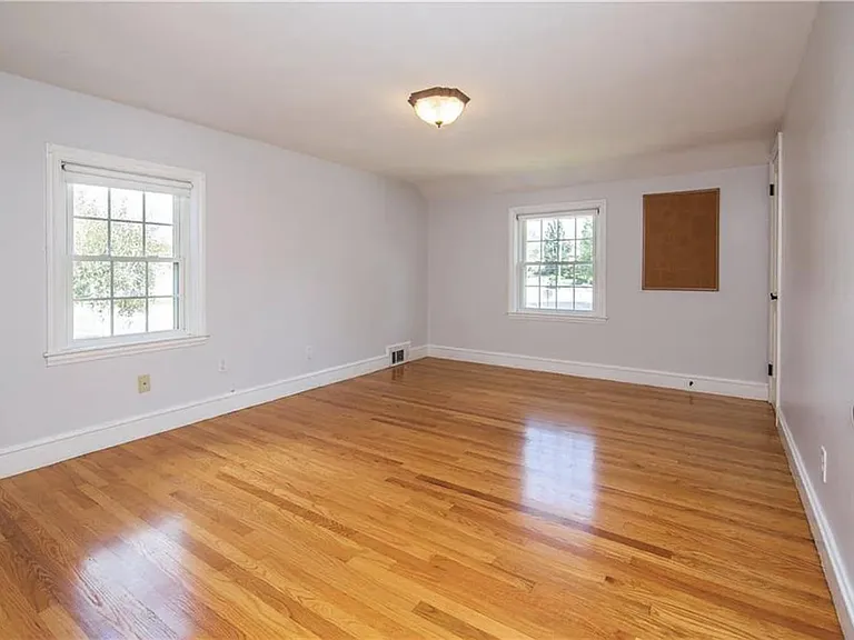 81 Mayflower Dr — Photo 15
