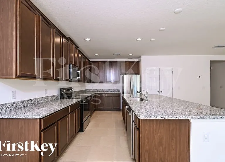 900 Avenal Ln — Photo 5