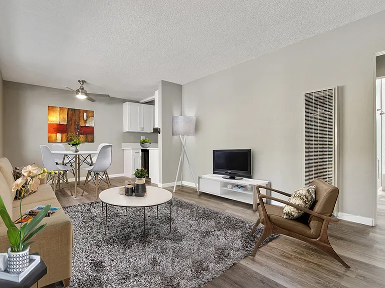 Third Avenue Apartments — Photo 6
