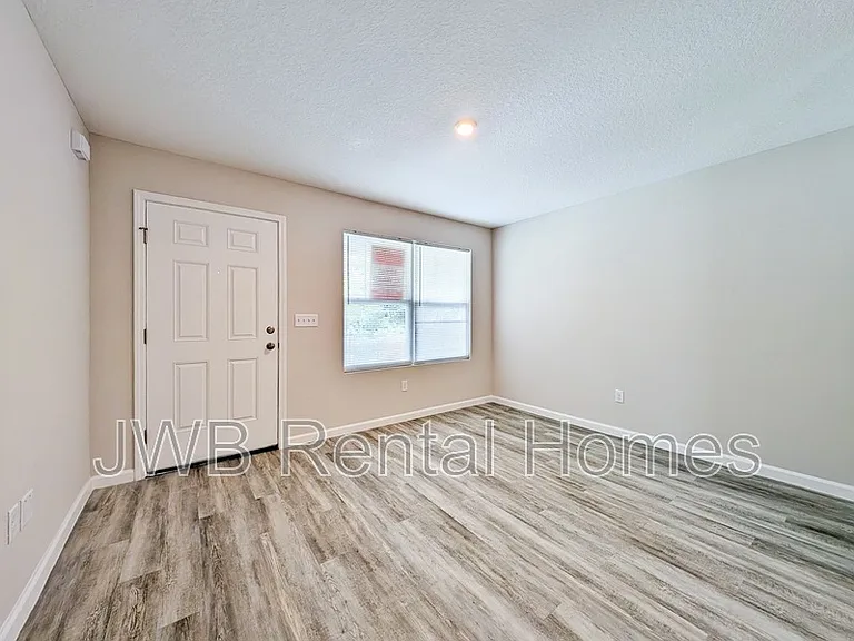 1213 Moat St — Photo 6