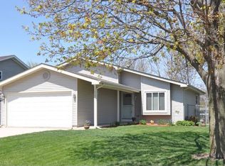 819 River Dr, Carol Stream, IL 60188