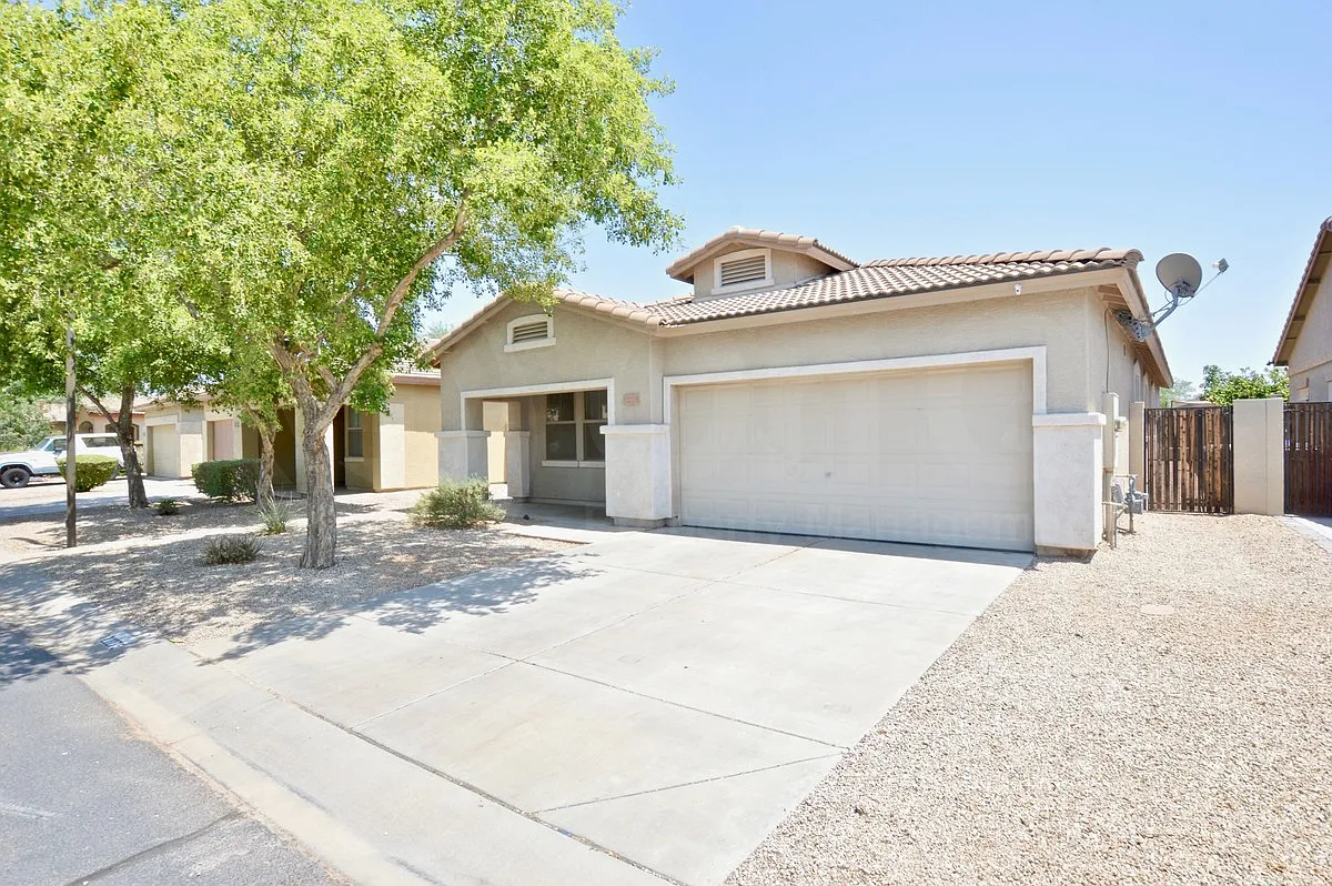3 bed, 2.0 bath, 1695 sqft, $2,250 — Photo 2
