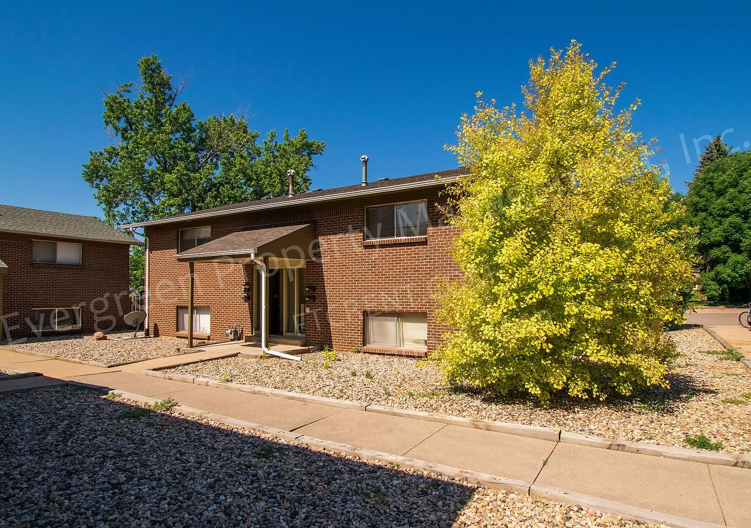 927 James Ct — Photo 3