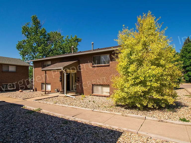 927 James Ct — Photo 1