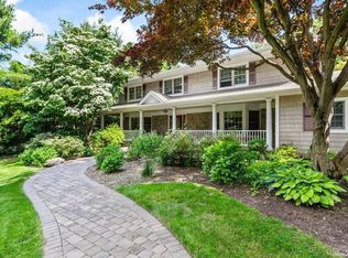 12 Greenbriar Ln, Dix Hills, NY 11746