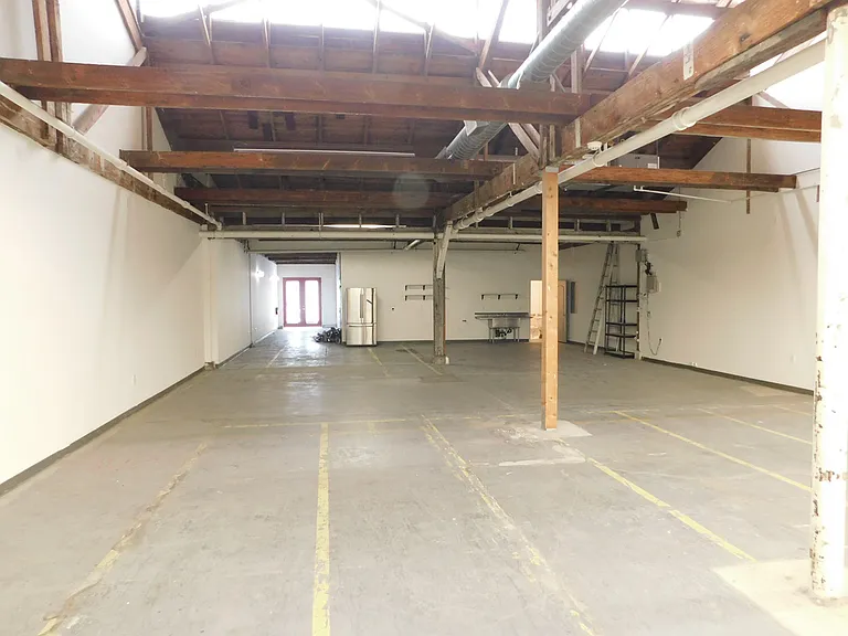 E Commercial St — Photo 26