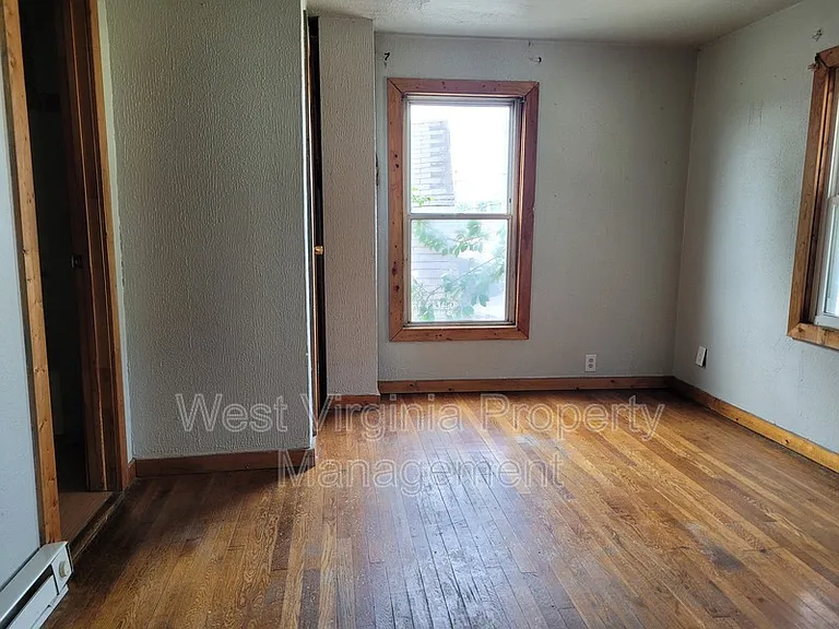 606 21st St W #B — Photo 3