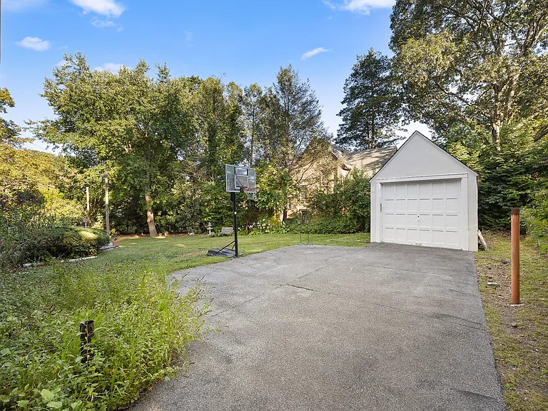 84 Harvard Dr — Photo 28